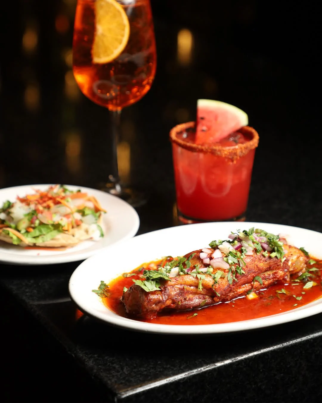 Platillo mexicano y cocteles